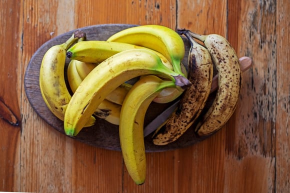 É desse jeito que você deve armazenar as bananas se quiser consumi-las durante o mês e não desperdiçar