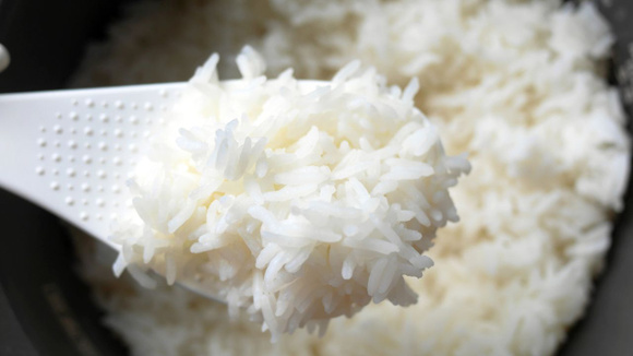 Colher de arroz com arroz branco (Créditos: Shutterstock)