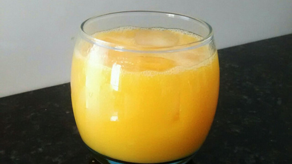 Suco de manga refrescante servido em copo pequeno com cubos de gelo (Créditos: TudoGostoso/Cristiano Vitor)