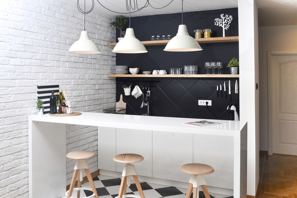 O bar americano é multifuncional e ocupam bem menos espaço que uma mesa de jantar tradicional. (créditos: Shutterstock)