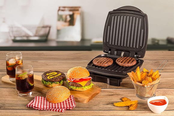 Hambúrguer e pão quentinhos ao mesmo tempo: grill Oster 2 em 1 com estufa por 45% OFF