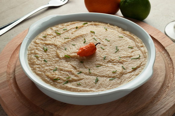Aprendi a fazer homus clássico com essa chef que morou no Egito: o segredo está em adicionar um ingrediente simples no cozimento do grão-de-bico