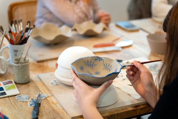 Quer testar um hobby novo? Kit de cerâmica fria ajuda a criar peças artesanais em casa por menos de R$ 80
