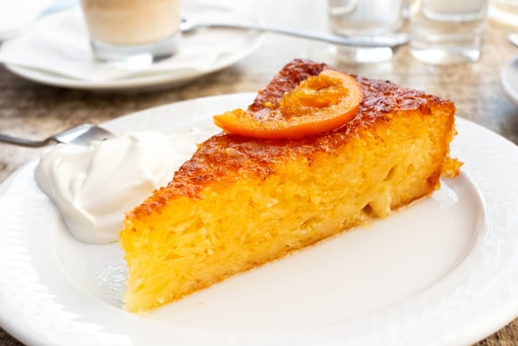 Nem açúcar, nem farinha de trigo: esse bolo de laranja é perfeito para um café da manhã leve e gostoso