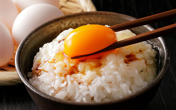 O prato de arroz com ovo cru que é febre no Japão vai mudar sua saúde se você perder o medo