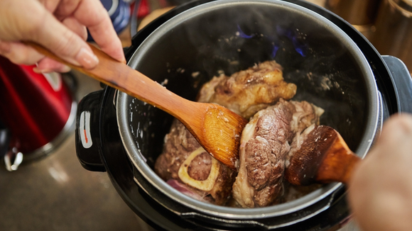 Bife na frigideira ficou para trás: aprendi no TudoGostoso a receita na panela de pressão que fica pronta em poucos minutos e a carne fica macia