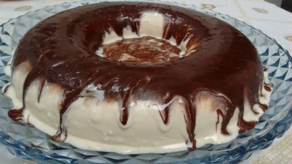 Bolo de sorvete refrescante com calda de chocolate por cima (Créditos: TudoGostoso/Veri Luna)