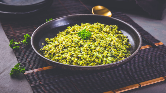 O pré-cozimento rápido é o segredo para um arroz de brócolis bem verdinho (Foto: Shutterstock)