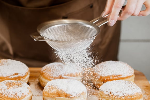 Descobri por que o açúcar de confeiteiro derrete (ou não gruda) nos bolos  e a solução é mais simples do que parece