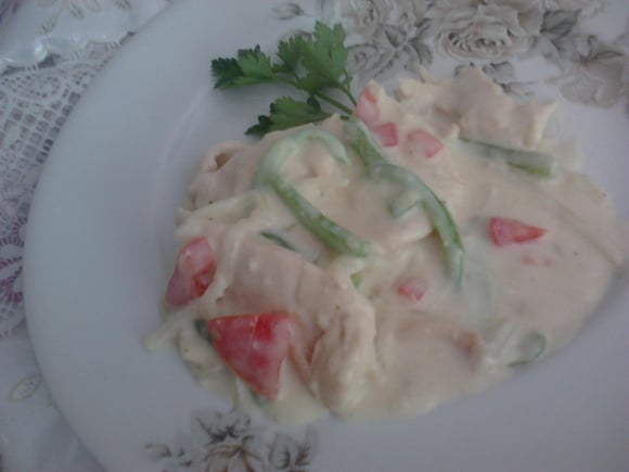 Essa receita de peito de frango leva cebola, pimentão, farinha de trigo, leite e fica uma delícia (Créditos: Glaucimara Portes/TudoGostoso)