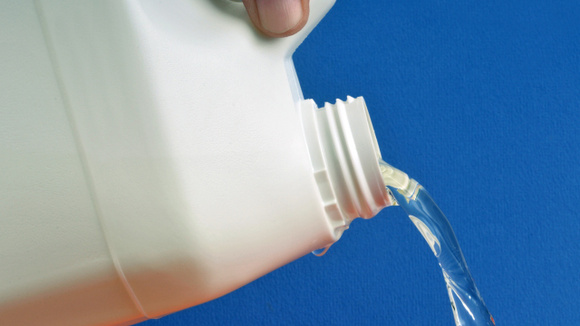 Água sanitária e cloro parecem iguais, mas não são: essas são as diferenças e como usar cada um
