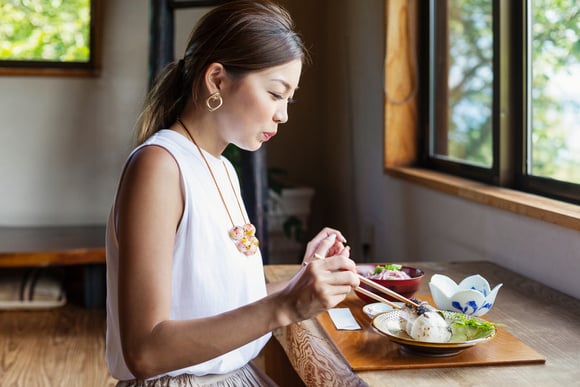 O que significa quando uma pessoa come sozinha em restaurantes, de acordo com a psicologia