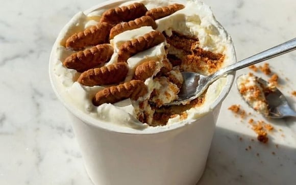 Essa cheesecake no pote de iogurte com biscoito é tão simples que sequer suja tigela (Créditos: Imagem gerada por IA)