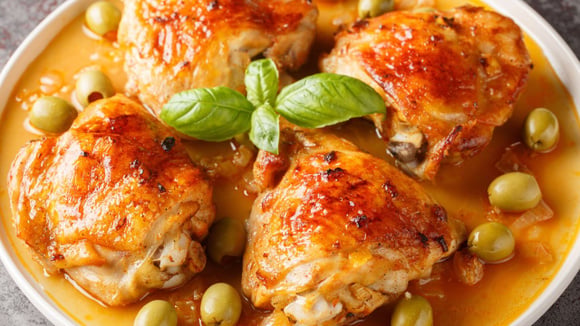 Frango ao limão com azeitonas verdes: uma receita fácil e aromática pronta em 30 minutos