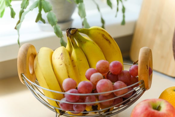 Apesar de comum, guardar as bananas com outras frutas não é a melhor decisão (Créditos: Shutterstock)