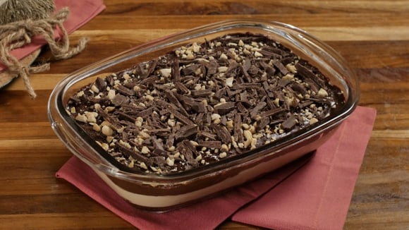 O melhor ovo de Páscoa na travessa é do TudoGostoso: 3 camadas deliciosas, toque de baunilha e crocante por cima