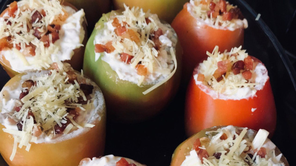 A virada do ano fica ainda mais prazerosa com esses tomates recheados. (Créditos: TudoGostoso/Peterson Medeiros)