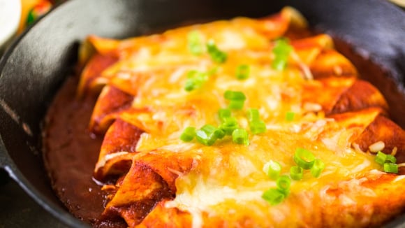 O jantar delicioso de frigideira com poucos ingredientes que eu faço toda semana para não dormir sem comer