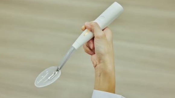 Colher elétrica japonesa promete realçar sabor de comidas salgadas sem precisar usar sal para isso (Créditos: Divulgação/Kirin)