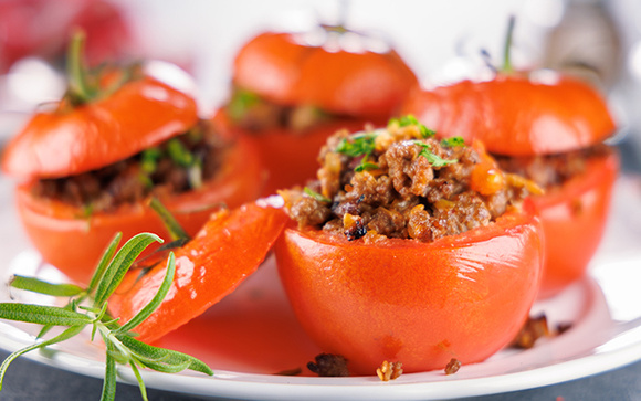 Tomates recheados com carne moída e arroz: o jantar de forno perfeito para noites frias e preguiçosas