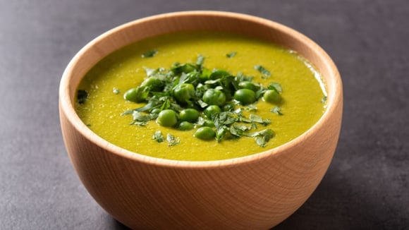 Eu aposto que você nunca fez uma sopa de ervilha simples e rápida tão gostosa quanto essa