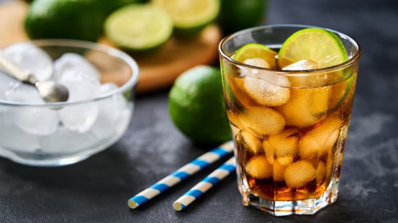Já pensou em fazer sua própria Coca-Cola em casa? A receita caseira do refrigerante mais famoso do mundo foi revelada
