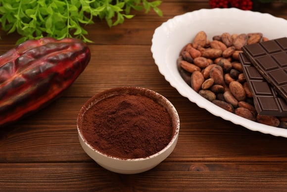 Cacau alcalino, cacau black e cacau natural: qual a diferença e quando usar cada um?