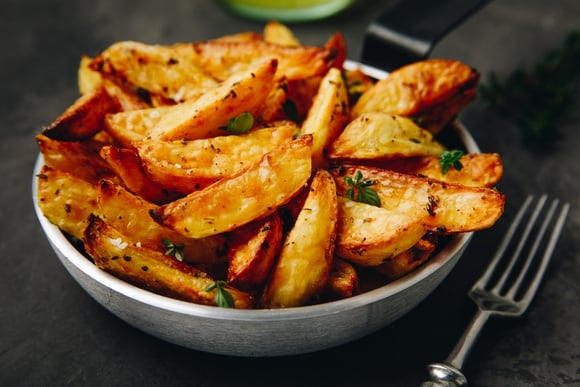 Para uma batata rústica melhor que de hamburgueria, você deve começar o cozimento em água fria, e aqui está o motivo!