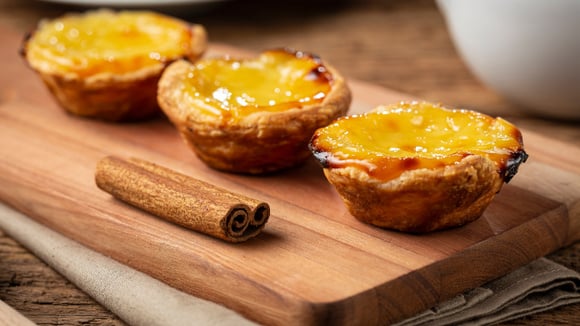 Com uma massa folheada que derrete na boca e um recheio cremoso, o pastel de belém possui diferentes versões ao redor do mundo (Créditos: Shutterstock)