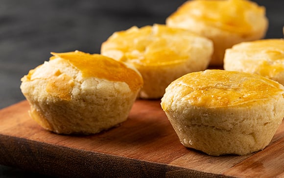 Empadinha com apenas 3 ingredientes: essa versão feita com massa de pastel na airfryer tem menos calorias e fica pronta rapidinho
