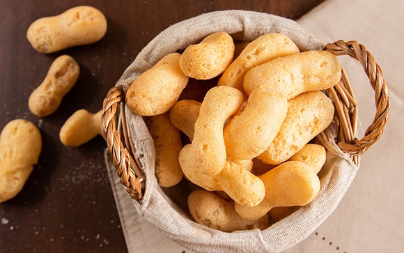 Esse biscoitinho de polvilho caseiro fica crocante, sequinho e muito melhor que o de pacote: aprenda a receita do TudoGostoso!