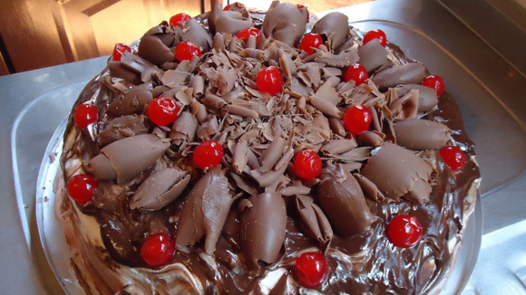 Você vai se sentir um verdadeiro confeiteiro quando preparar esse bolo Floresta Negra (Créditos: TudoGostoso/Ana Campos)