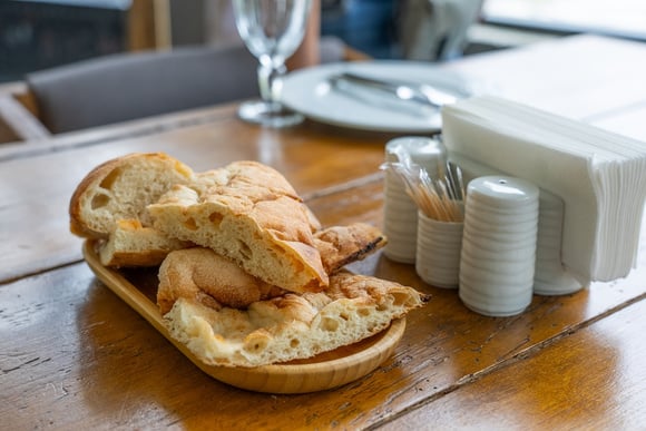 O dono de um restaurante em Maiorca mostra o que quatro clientes pediram e inicia um debate: “Uma garrafa de água pequena, quatro pães e um molho aioli”.