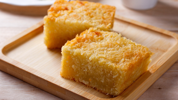 Bolo cocada que derrete na boca: receita leva só 5 ingredientes e não usa farinha de trigo