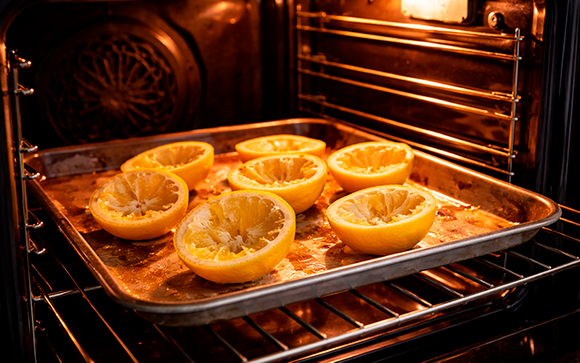 Coloque casca de limão no forno desligado e veja o que acontece com sua cozinha: truque tem 5 funcionalidades incríveis