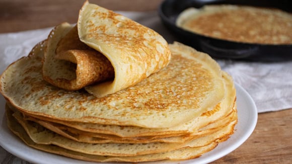Com pegada mais sofisticada, o crepe francês tem massa bem fininha e costuma ser servido dobrado no prato (Créditos: Shuttetstock)