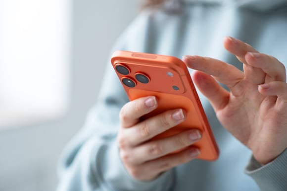 Não deixe de cadastrar seu celular no sistema de alertas da Defesa Civil para receber avisos sobre riscos na região. (créditos: Shutterstock)