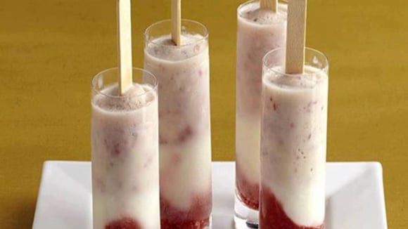 Porções de picolé light de morango em copinhos para vodka (Créditos: TudoGostoso/Glória Duarte)
