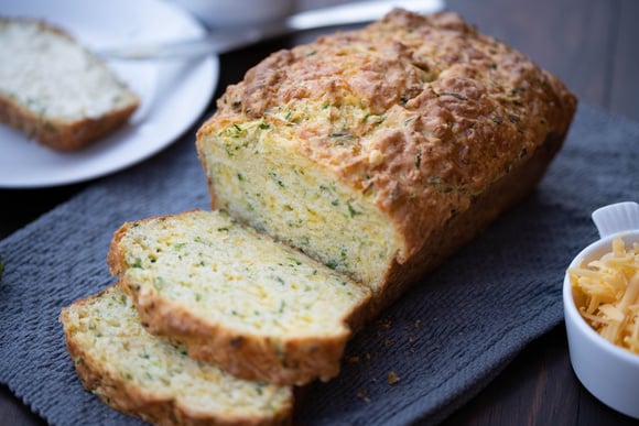 O ingrediente incomum que uso na minha receita de pão de abobrinha que eleva o nível do prato