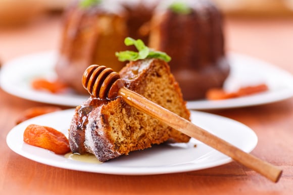 Bolo de mel com frutas do Oriente sem lactose (Créditos: Shutterstock)