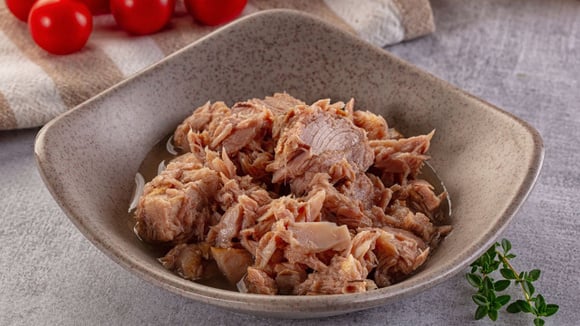 Atum em água é o mais indicado para quem quer controlar o consumo de calorias na dieta (Créditos: Shutterstock)