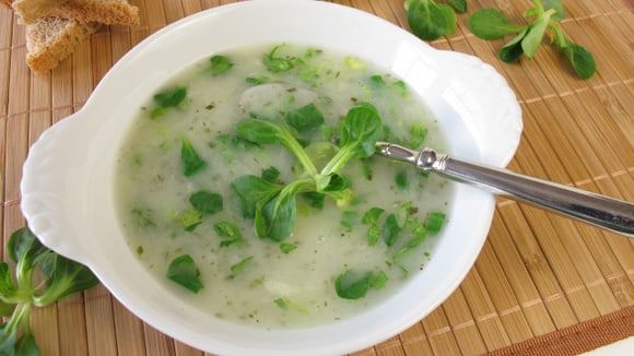 Perfeita para quem gosta de agrião, essa sopa é saborosa e fácil de fazer (Créditos: Shutterstock)