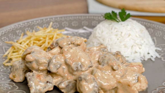 Parece de restaurante: estrogonofe de carne cremoso é a receita fácil que faz qualquer almoço de domingo parecer especial