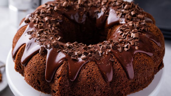 Desde que aprendi a fazer esse bolo de chocolate macio, úmido e delicioso sem ovos no TudoGostoso, nunca mais fiz de outro jeito!