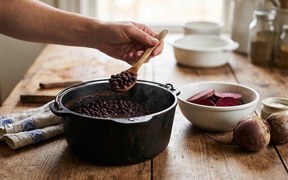 Você ainda cozinha o feijão com beterraba? Entenda por que esse costume brasileiro não é tão indicado por especialistas em nutrição