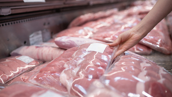 Quatro sinais na embalagem da carne que devem fazer você devolvê-la à prateleira e seguir em frente
