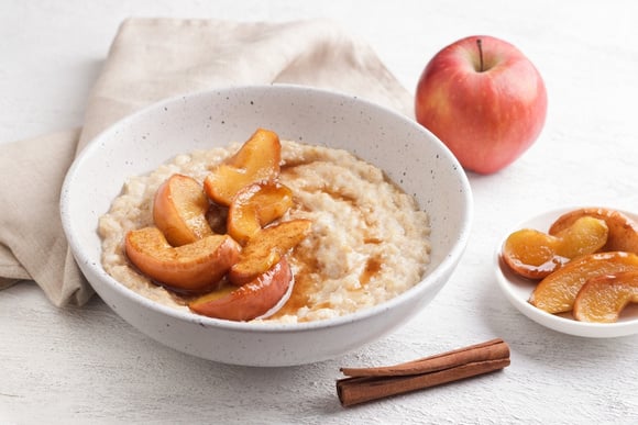 Mingau de aveia com maçã cozida, iogurte e nozes: um café da manhã completo com fibras, proteínas e gorduras saudáveis