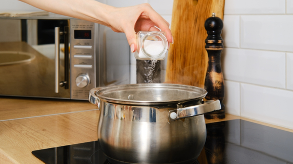 Sua mãe estava errada esse tempo todo: adicionar sal na água do macarrão não ajuda a ferver mais rápido
