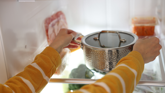 O TudoGostoso explica por que vale a pena trocar a panela por recipientes próprios na hora de guardar as sobras. (Créditos: Canva)