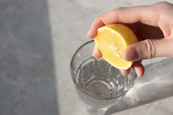 Os benefícios reais de beber água e limão pela manhã, segundo os nutricionistas